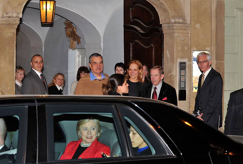 Hillary Clintonová odjídí ze schzky s Václavem Havlem a Karlem Schwarzenbergem