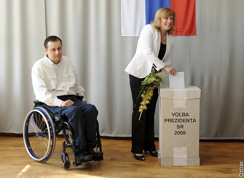 Iveta Radiová s pítelem Janem Riapoem bhem 2. kola slovenských prezidentských voleb