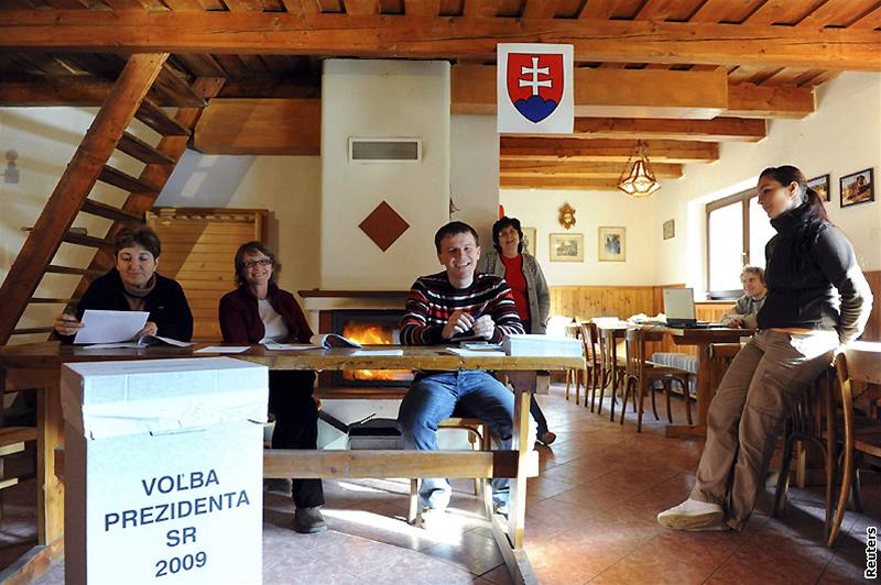 Volební místnost v osad Brusné u eských hranic bhem 2. kola slovenských prezidentských voleb