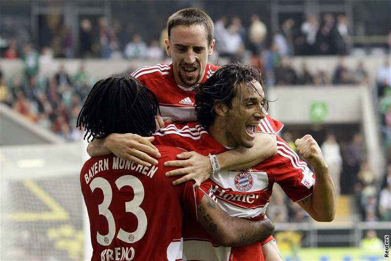 Luca Toni (vpravo) se raduje ze spoluhrái Brenem a  Riberym