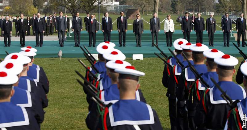 Spolené foto vedení NATO ve trasburku.