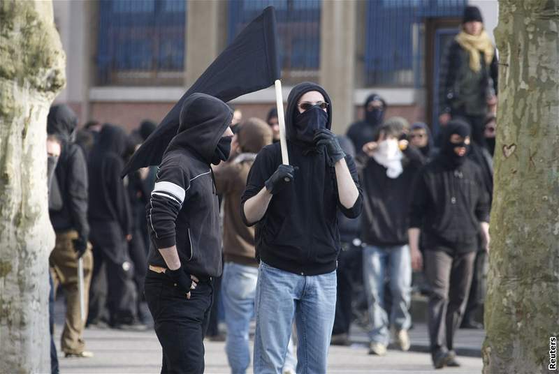 Maskovaní demonstranti se pokusili dostat do centra trasburku, policie jim v tom zabránila.