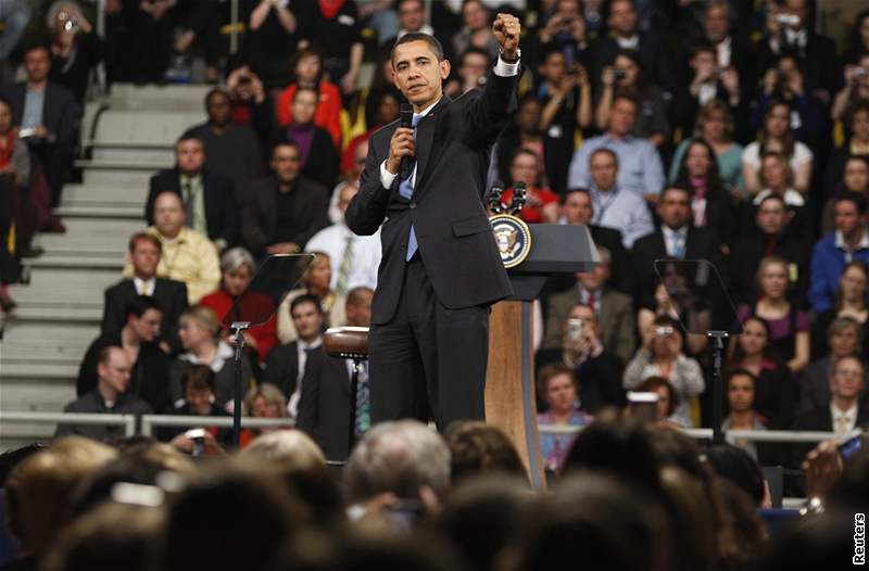 Barack Obama pi diskusi s nmeckými a francouzskými studenty ve trasburku.