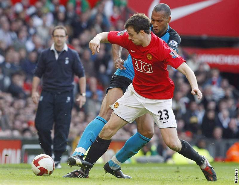 Manchester United - Aston Villa: domácí Jonny Evans vs John Carew