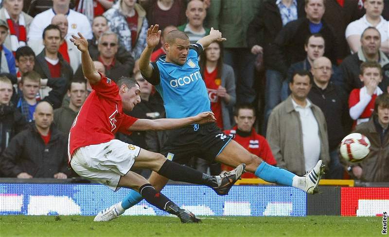 Manchester United - Aston Villa: domácí Federico Macheda (vlevo) stílí rozhodující gól, vpravo Luke Young