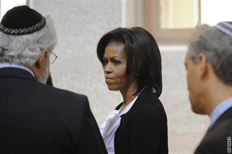 První dáma USA Michelle Obamová si pi návtv Prahy prohlédla Pinkasovu synagogu na Starém Mst. (5. dubna 2009)