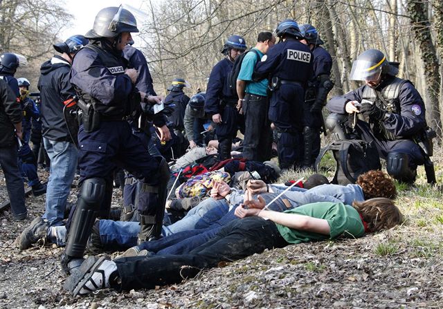 Maskovaní demonstranti se pokusili dostat do centra trasburku, policie jim v tom zabránila.