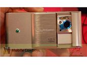 Sony Ericsson Idou ve stříbrné barvě Sony Ericsson Idou ve stříbrné barvě