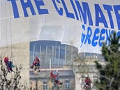 Horolezci z Greenpeace zavuj pod Nuselsk most v Praze transparent, vyzvajc astnky summitu USA a zem k ochran klimatu (5. dubna 2009)