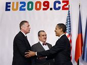 Mirek Topolnek, Karel Schwarzenberg a americk prezident Barack Obama na summitu EU-USA v Praze.