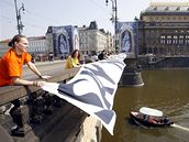 Demonstranti rozvinuli transparenty na most Legi.