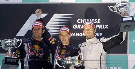 Po Velké cen íny se radovali vítz Sebastian Vettel (vprosted), druhý Mark Webber (vlevo) a tetí Jenson Button.