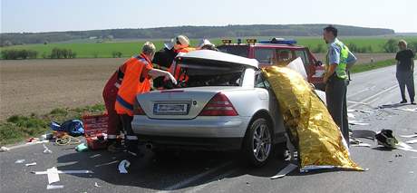 Mercedes po zsahu rol papru, kter se uvolnila z kamionu u Bratonic na Mladoboleslavsku (14. dubna 2009)