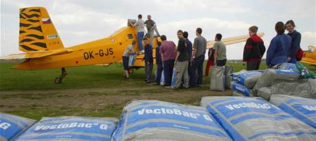 Letadla na Beclavsku bojují s postiky proti komáím larvám