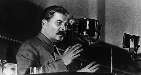 Sovtský vdce Josif Stalin má na svdomí desítky milion mrtvých. Tom Rob Smith zasadil svj román do období nkolika msíc kolem Stalinovy smrti.