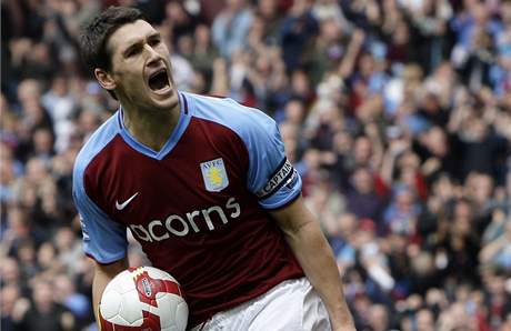 Aston Villa: Gareth Barry se raduje ze vstelenho glu