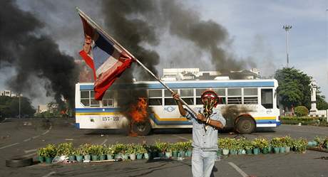 Pznivec bvalho thajskho premira inavatry pi protestech v Bangkoku. (13. dubna 2009)