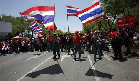 Pznivci bvalho thajskho premira inavatry opoutj po demonstracch vldn komplex (14. dubna 2009)