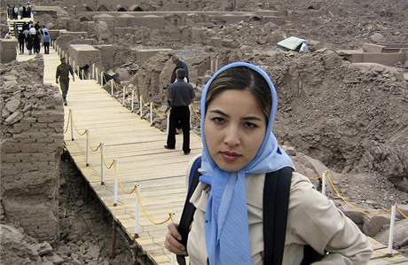Americká novináka Roxana Saberiová v íránském Bámu v roce 2004