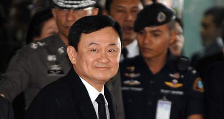 Thaksin inavatra v roce 2008 na bangkockém letiti.