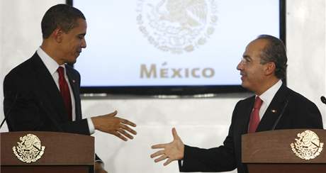 Barack obama a mexick prezident Felipe Caldern na spolen tiskov konferenci v Mexico City. (16. dubna 2009)