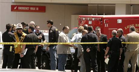 Policie vyetuje místo stelby v nemocnici na Long Beach ve Spojených státech. Padesátiletý zamstnanec tam zastelil dva lidi. (16. dubna 2009)