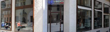 Kavárna Liberty v centru Brna. V jejích oknech se zrcadlí Stará radnice