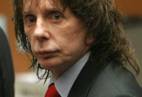 Phil Spector pi tení rozsudku. Producent je vinen z vrady druhého stupn hereky Lany Clarksonové.