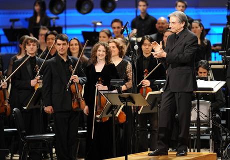 Dirigent Michael Tilson Thomas tleská orchestru YouTube.