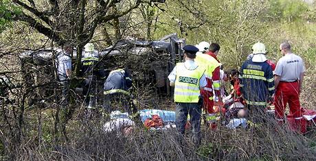 idi, který s nissanem narazil v Novém Mst nad Metují do stromu, nehodu nepeil (11. dubna 2009)