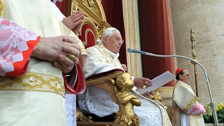 Pape Benedikt XVI. bhem projevu Urbi et Orbi ve Vatikánu (12. dubna 2009)