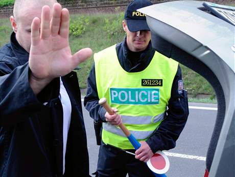 Policista kontroluje na píjezdu do centra Ústí nad Labem od Lovosic jeden z automobil, v nm byla nalezena baseballová pálka. (18. dubna 2009)