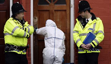 Brittí policisté pátrají po míst, kde spiklenci z Al-Kajdy vyrábli výbuniny