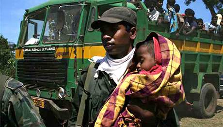 Srílanský voják pomáhá civilistm do bezpeí