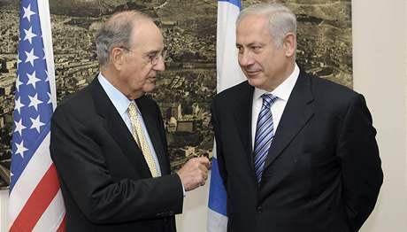 Americký zmocnnec pro Blízký východ George Mitchell (vlevo) s izraelským premiérem Benjaminem Netanjahuem