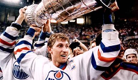 Wayne Gretzky se Stanley Cupem