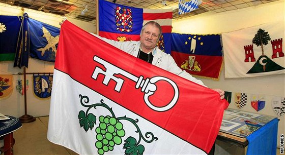 Znaky a vlajky vesnic i mst navrhuje heraldik Jaroslav Petr z Mikulova. Ilustraní foto
