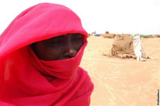 V Dárfúru lidé ijí v provizorních obydlích u est let