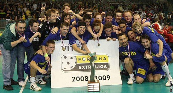 Florbalisté Vítkovic se radují z titulu mistra republika pro sezou 2008/09. K takovému úspchu má zatím Sparta daleko.