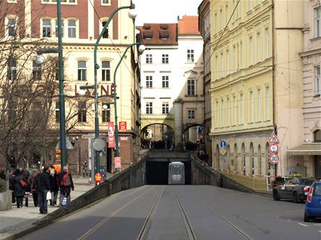Tunel u Karlova mostu by mohl vypadat i takto. Autoi webu izdoprava.cz tuto vizualizaci pipravili jako doplnk aprílového lánku.