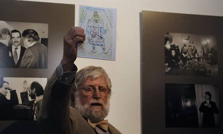 Ivan Havel vem pítomným ukázal kresbu Panovník, kterou budoucí prezident nakreslil ve 40. letech.