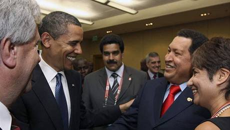 Americk prezident Barack Obama a venezuelsk prezident Hugo Chavez, 17. dubna 2009