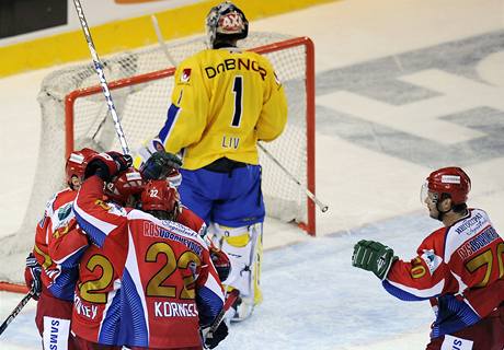 Hokejisté Ruska se radují z gólu védsku v posledním pípravném utkání ped ampionátem.