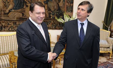 Pedseda SSD Jíí Paroubek a premiér Jan Fischer po jednání o sloení nové vlády. (15.4.2009)