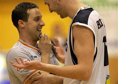 Basketbalový rozhodí Robert Vyklický a dínským Jakubem Houkou.