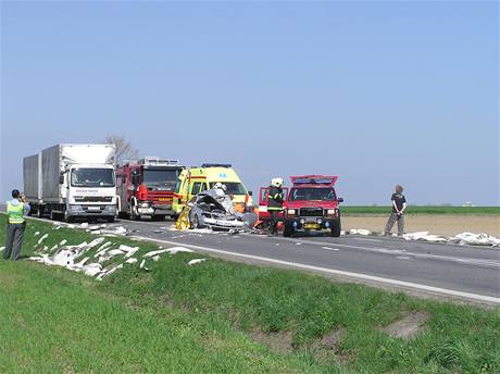 Mercedes po zásahu rolí papíru, která se uvolnila z kamionu u Bratonic na Mladoboleslavsku (14. dubna 2009)
