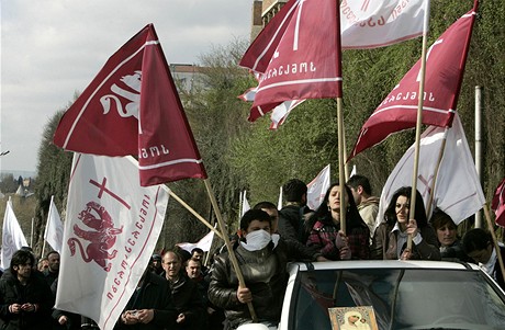 Demonstranti sázejí na blokovaní hlavních ulic gruzínské metropole Tbilisi.