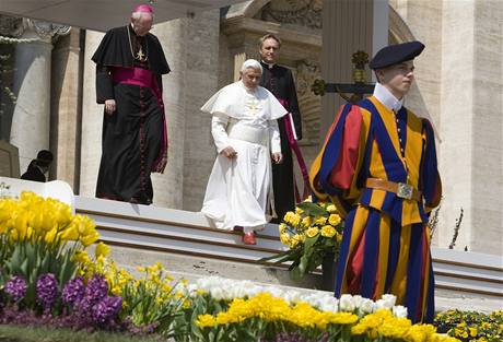 Pape Benedikt XVI. odchází z námstí Svatého Petra ve Vatikánu po stedení generální audienci. (15. dubna 2009)