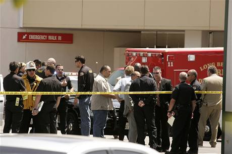 Policie vyetuje místo stelby v nemocnici na Long Beach ve Spojených státech. Padesátiletý zamstnanec tam zastelil dva lidi. (16. dubna 2009)