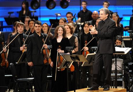 Dirigent Michael Tilson Thomas tleská orchestru YouTube.